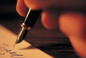 Promocionar un libro con notas de prensa y concursos literarios.